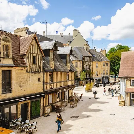 La Mome — Parking, Quartier Historique & Anime *